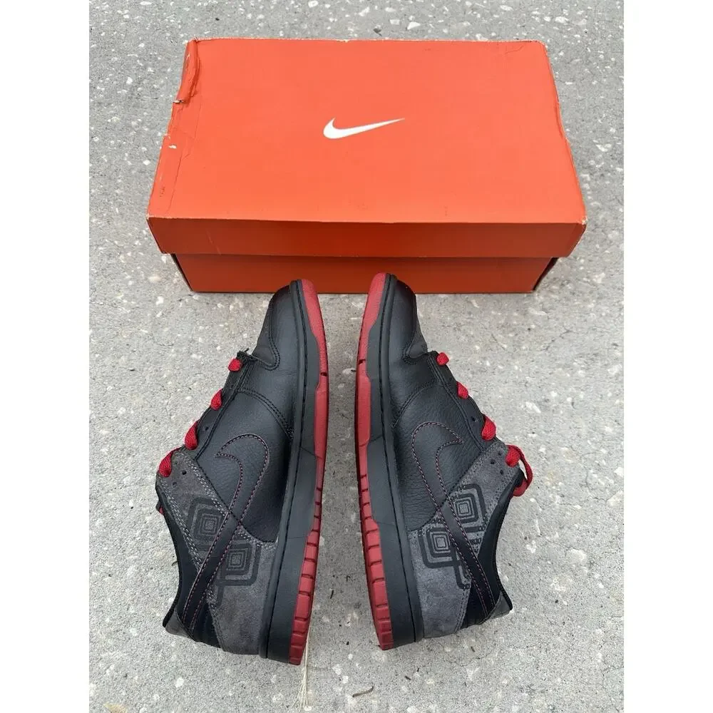 RARE nike dunks nyx black grey red size 7Y